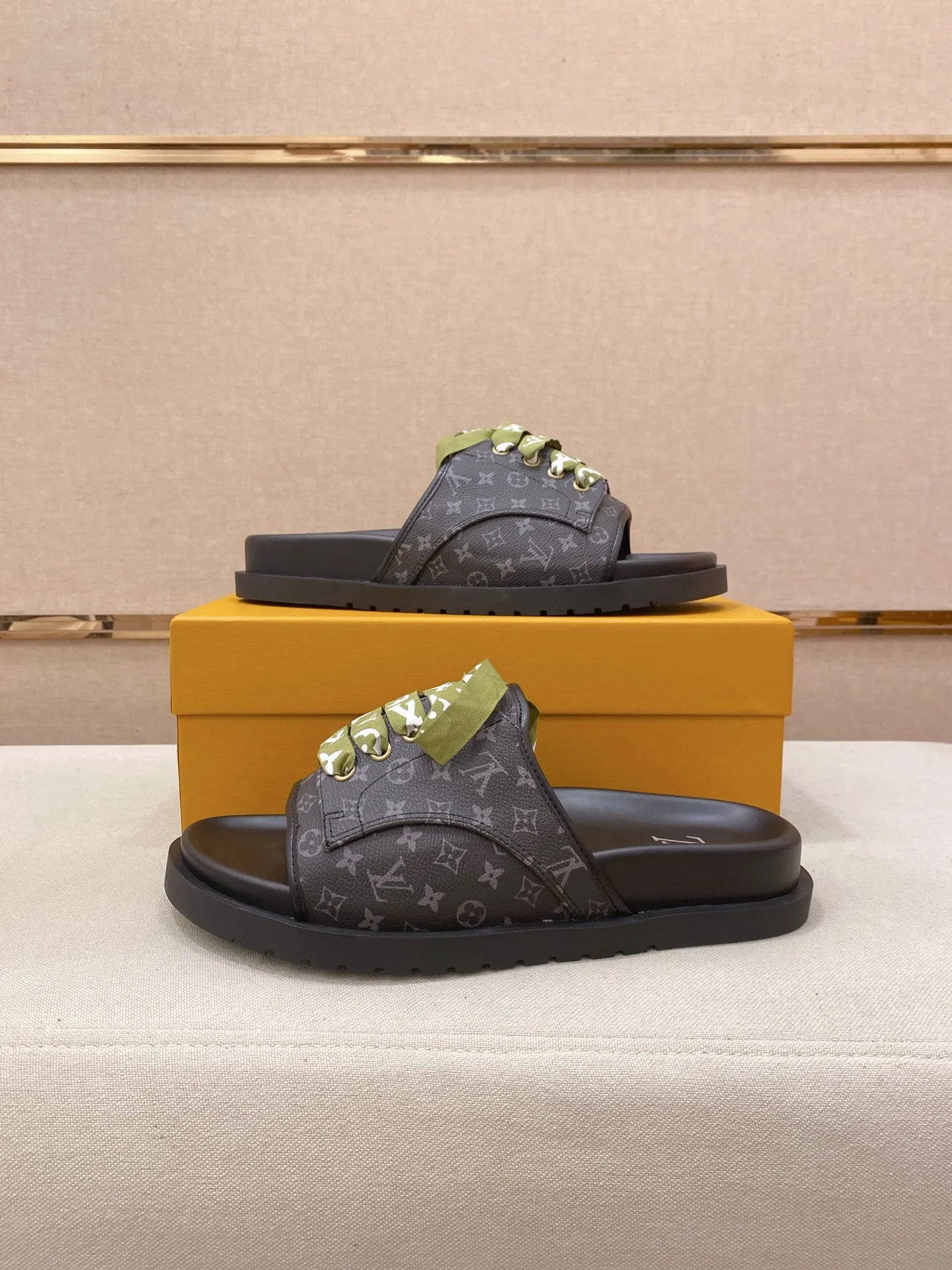 Men's shoes 💰: 340💰Made by LV🔍Top purchasing agents. Men's spring and summer slippers are available at the same counter. The uppers are imported cowhide from Italy, with logo graphics and high-quality craftsmanship. Soles: original soles specially provided by the original factory. Exclusive movable molded soles are super comfortable. Original goods follow orders. 🔍🔍High quality. You can enter and exit the counter at will. Welcome to compare. Size 38-44.